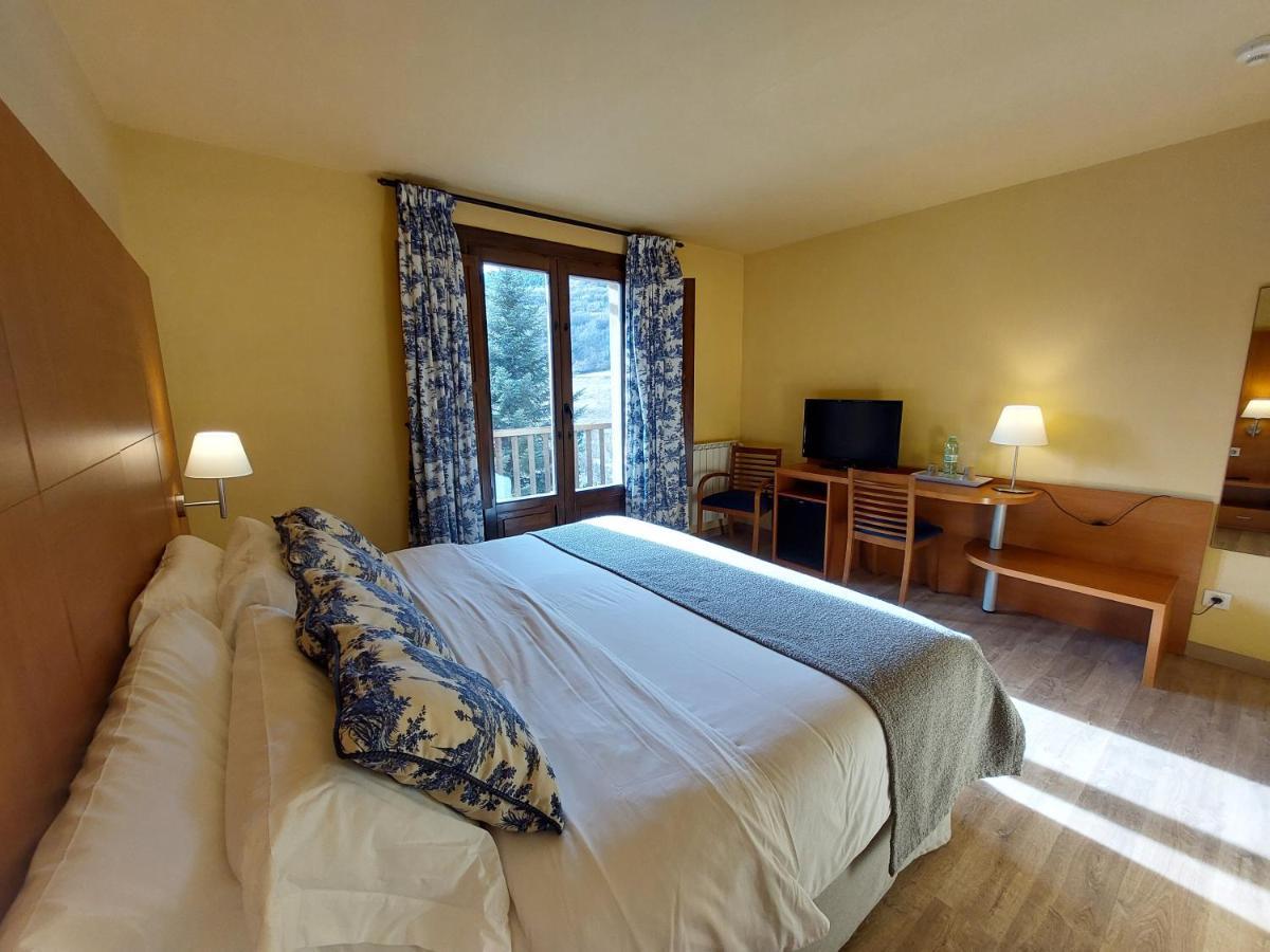 Hotel Saurat Еспот Екстериор снимка