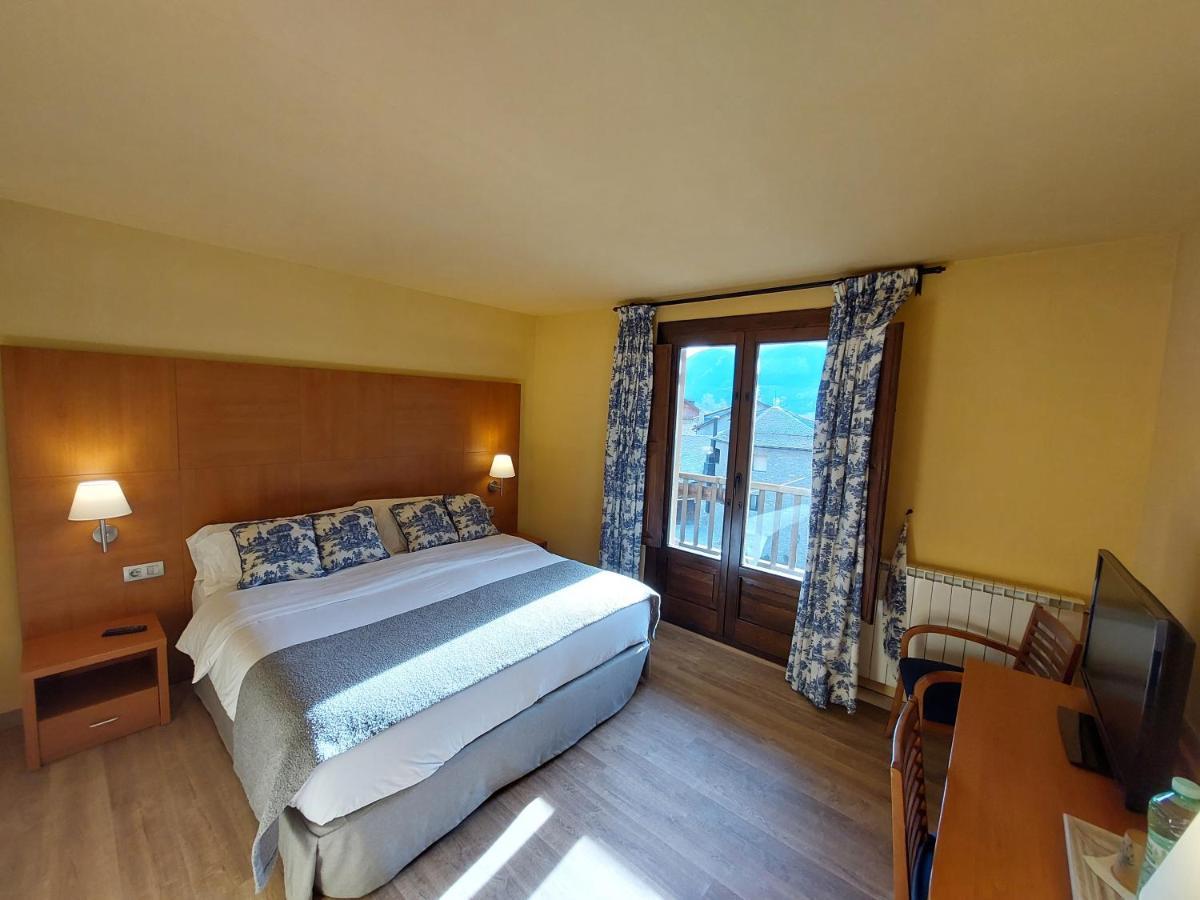 Hotel Saurat Еспот Екстериор снимка