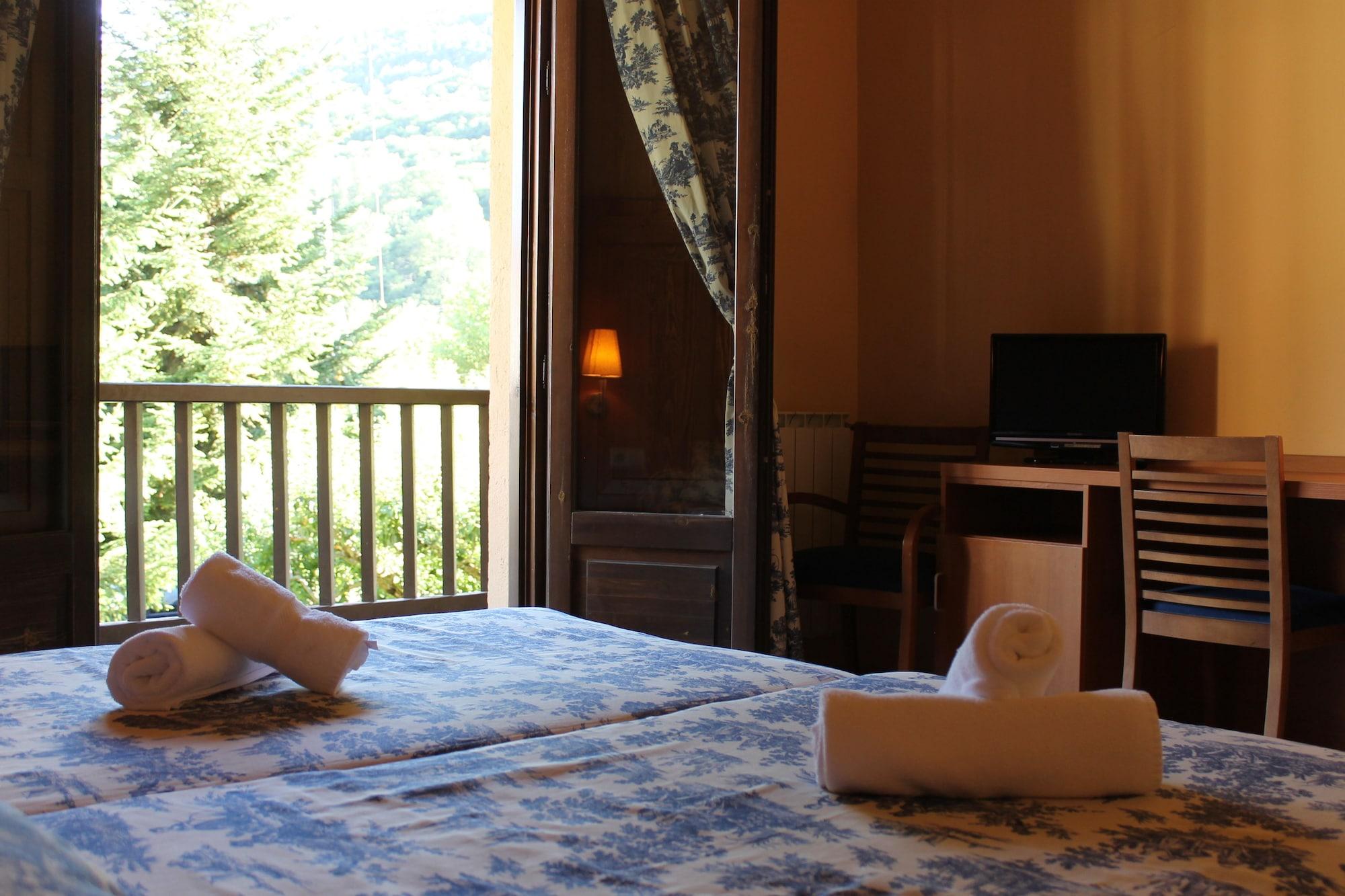 Hotel Saurat Еспот Екстериор снимка