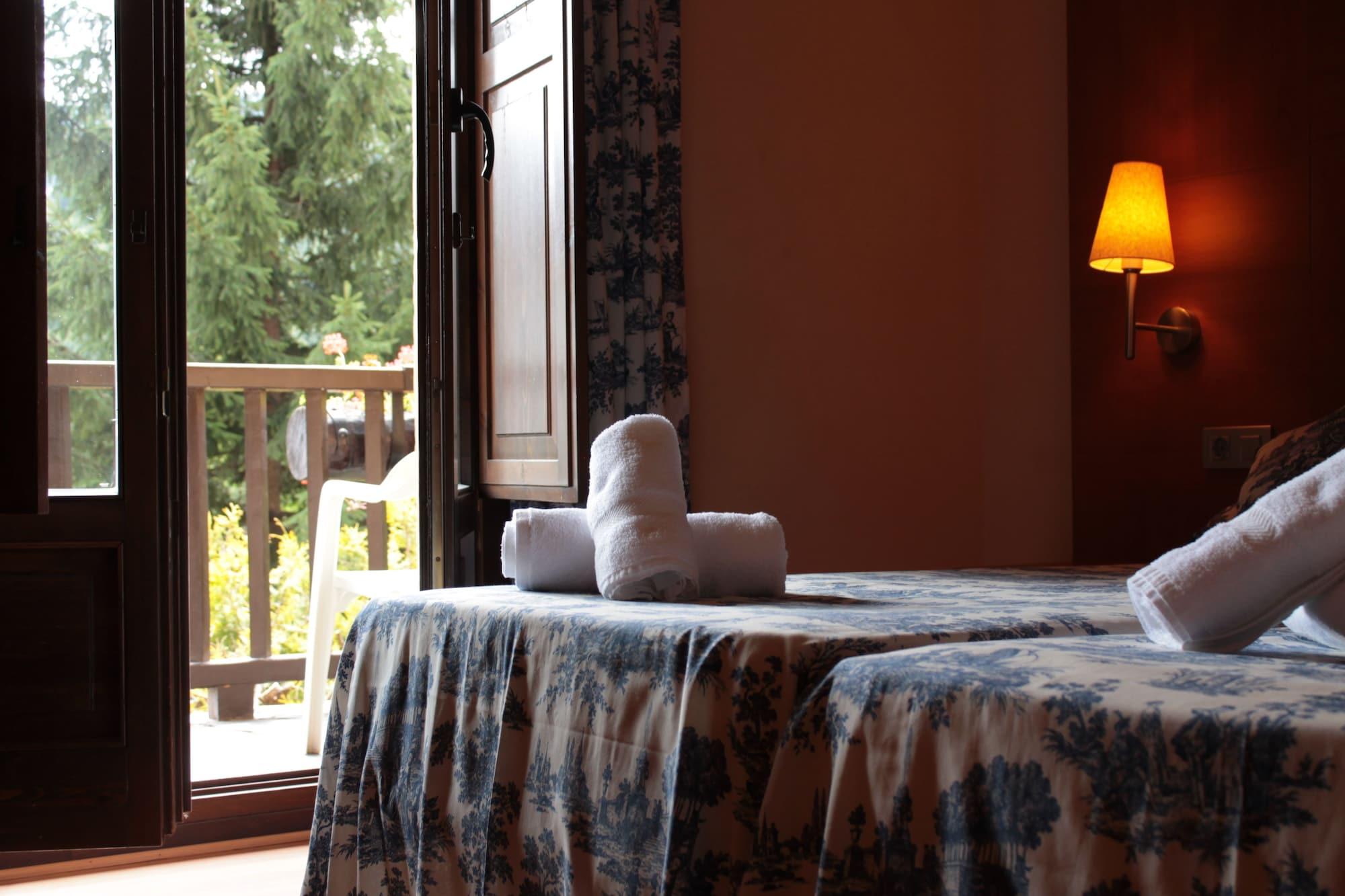 Hotel Saurat Еспот Екстериор снимка