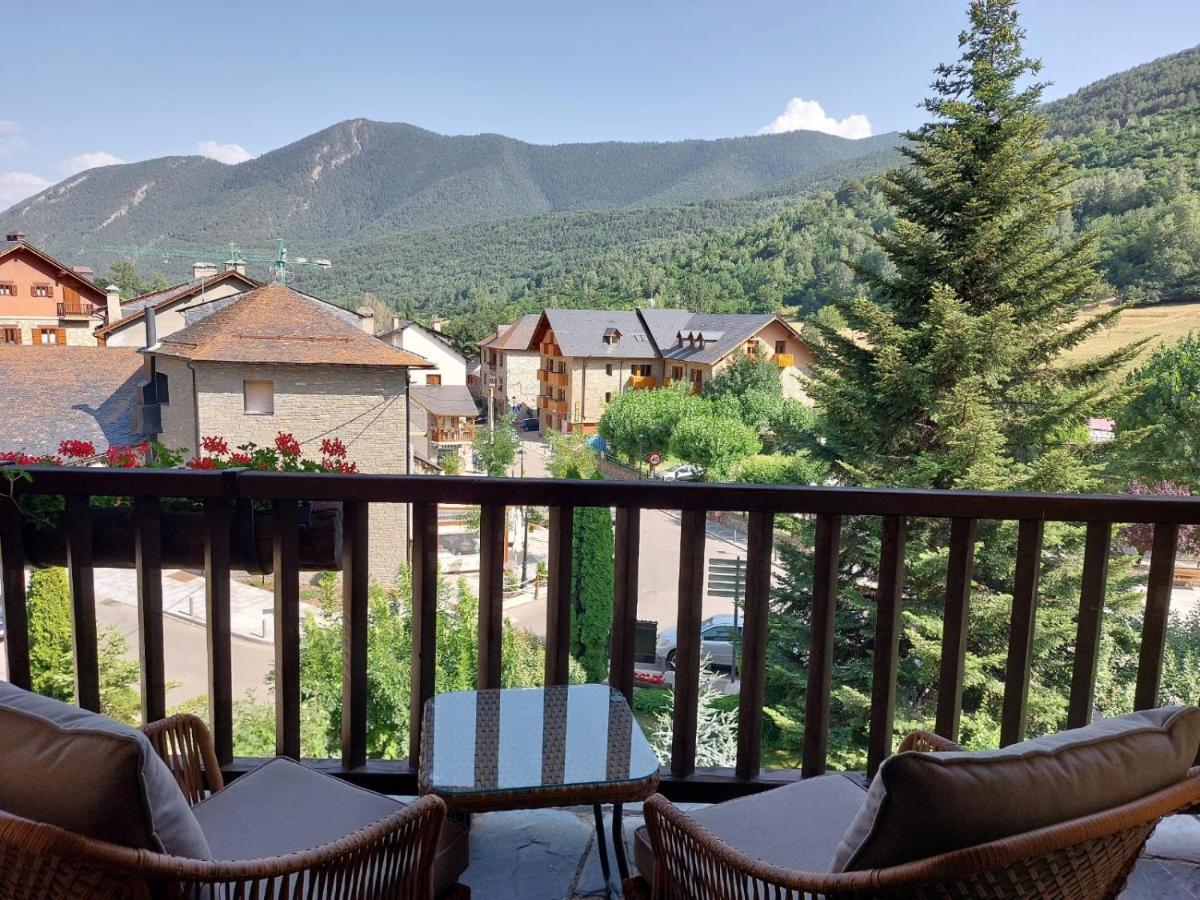Hotel Saurat Еспот Екстериор снимка