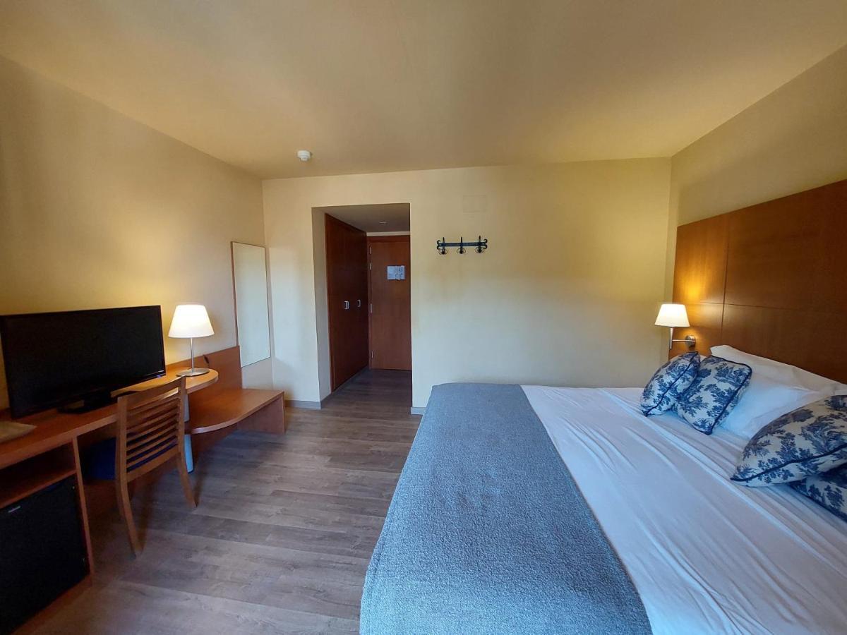 Hotel Saurat Еспот Екстериор снимка