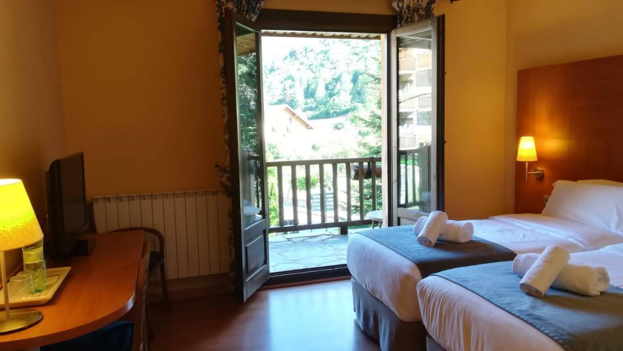 Hotel Saurat Еспот Екстериор снимка
