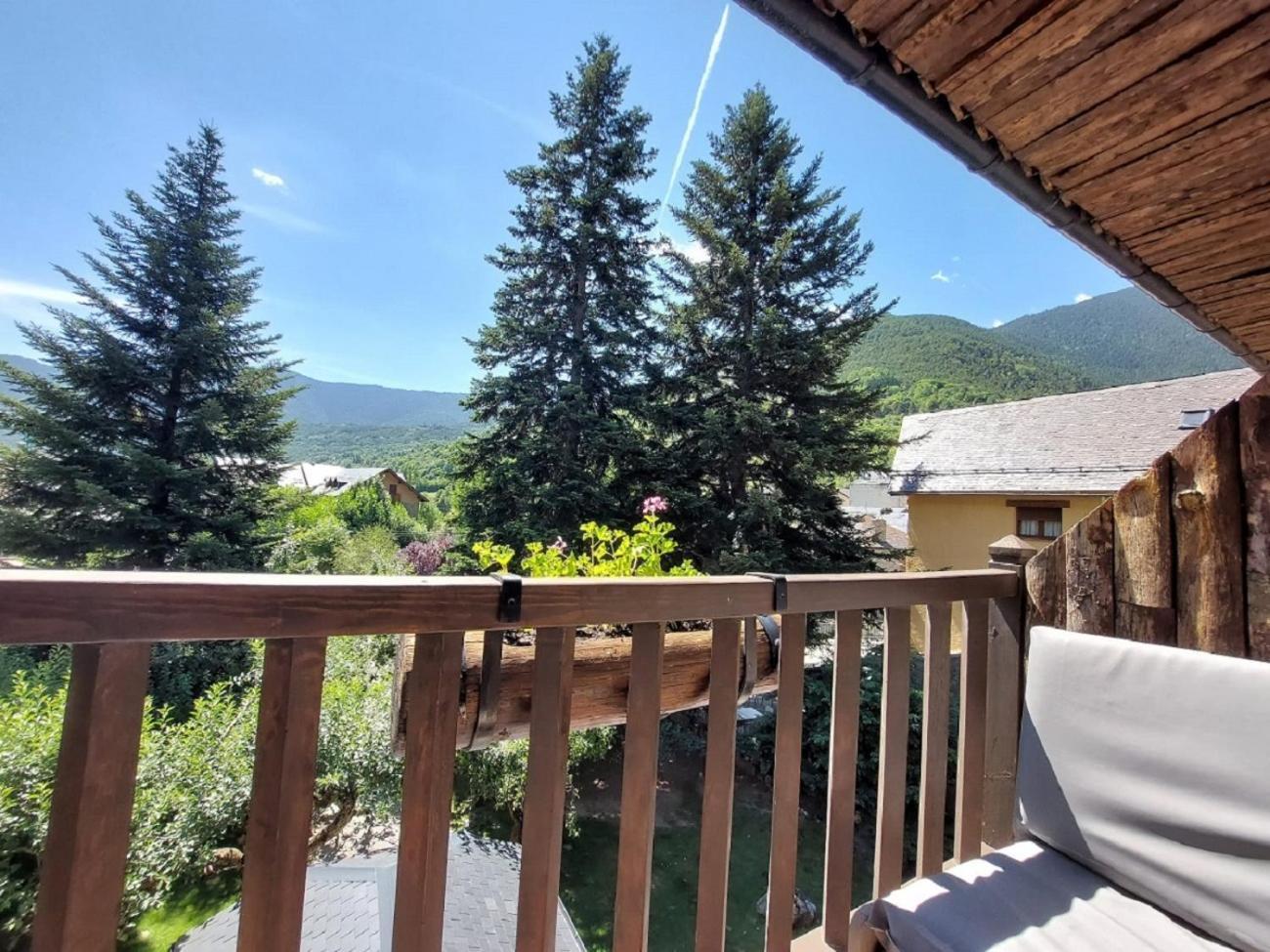 Hotel Saurat Еспот Екстериор снимка