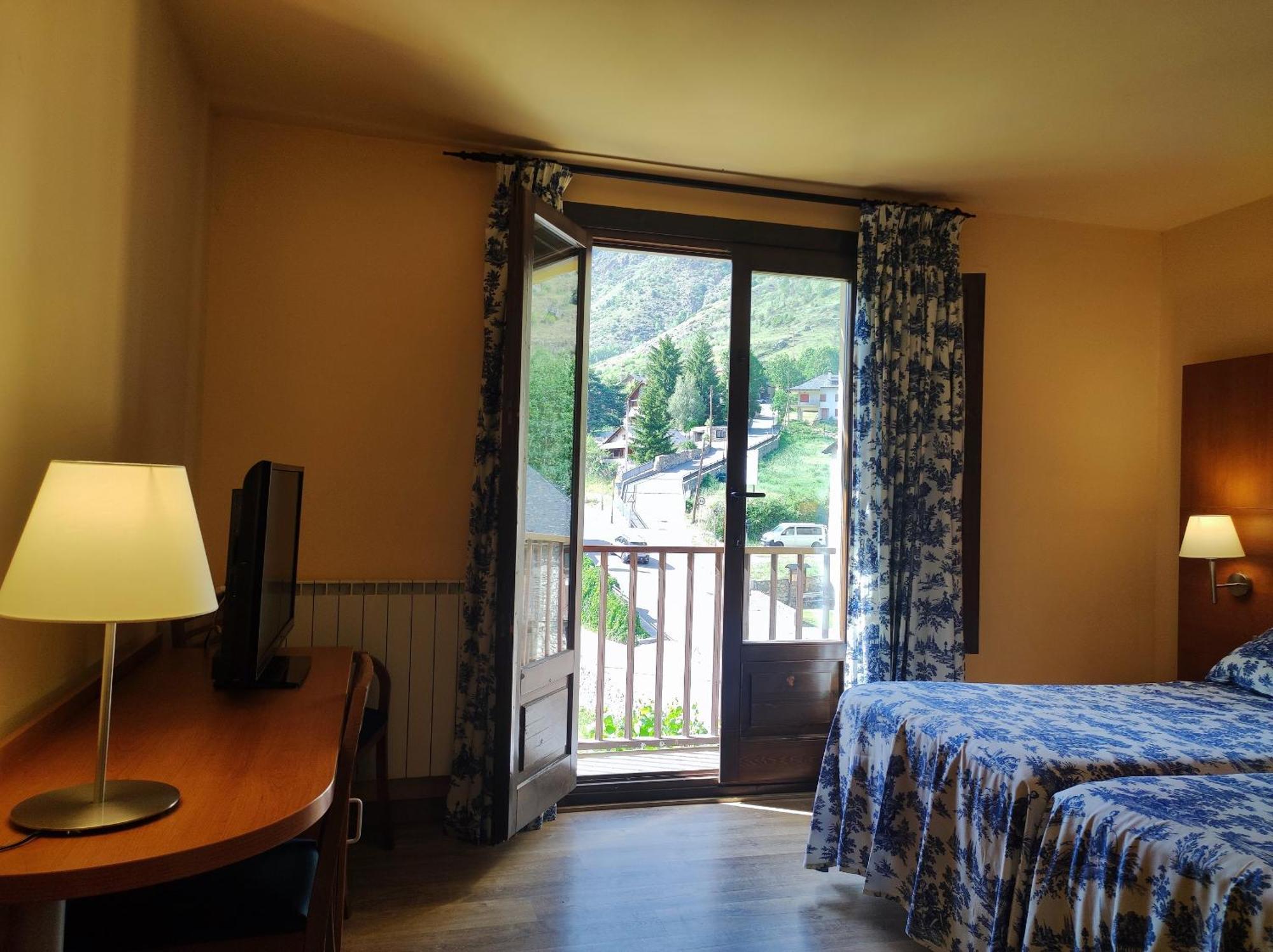 Hotel Saurat Еспот Екстериор снимка