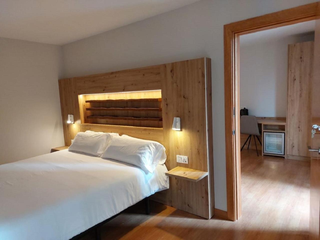 Hotel Saurat Еспот Екстериор снимка