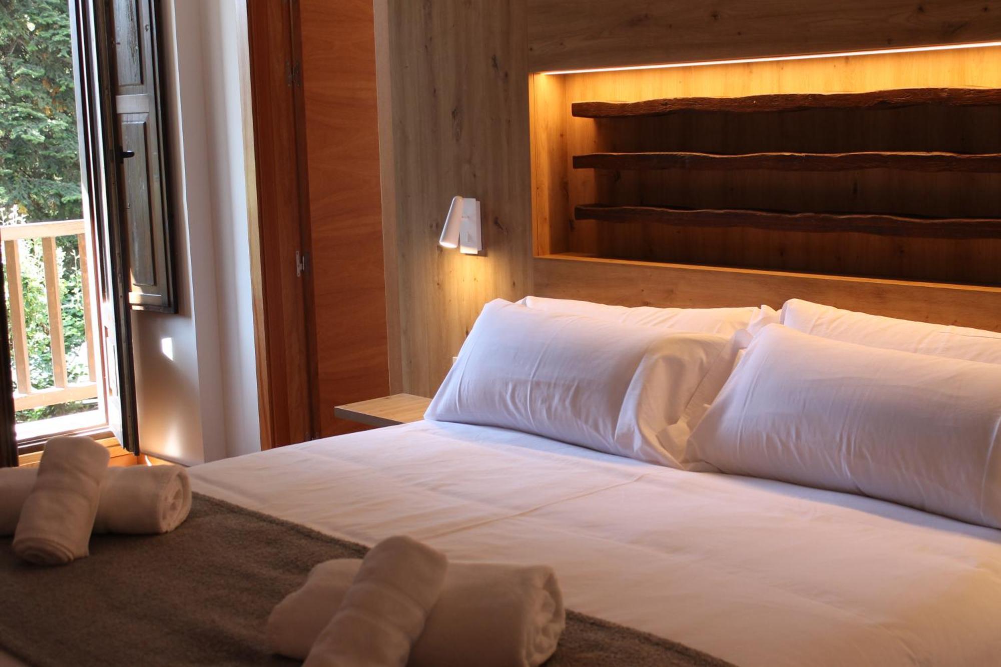 Hotel Saurat Еспот Екстериор снимка