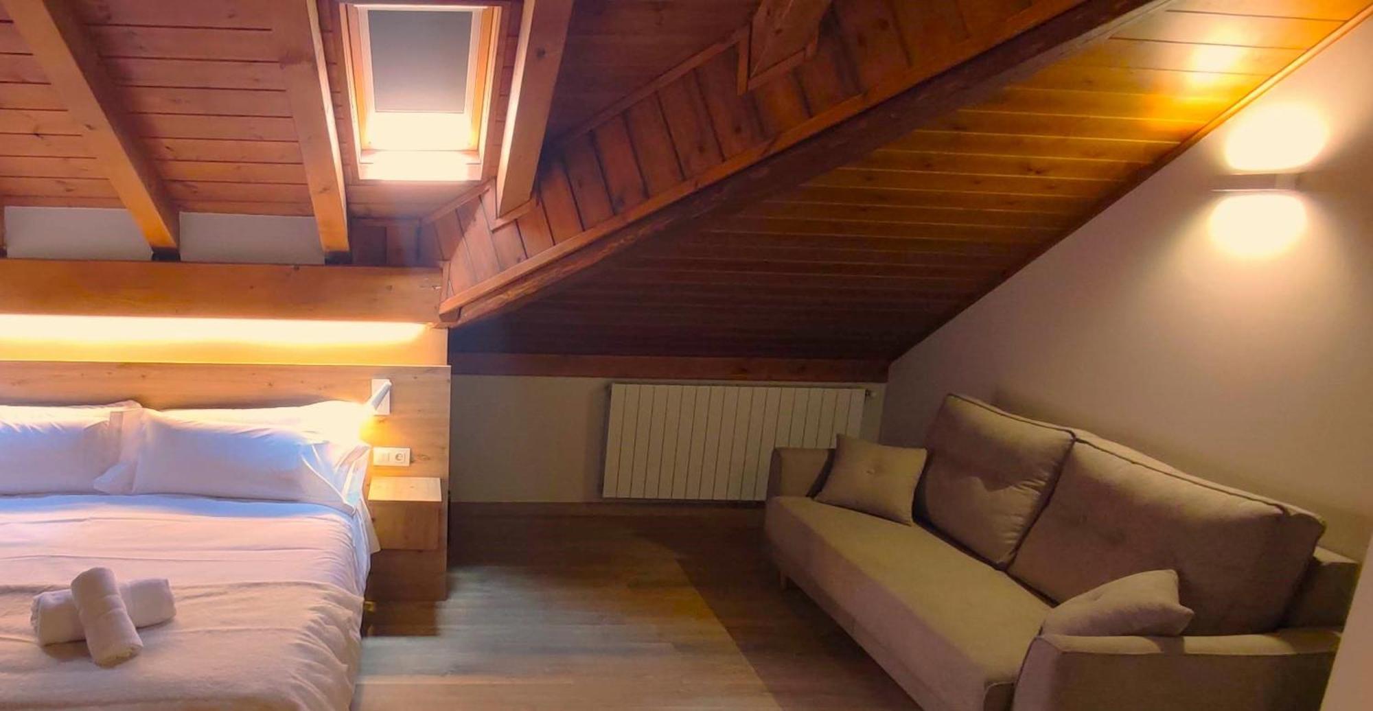 Hotel Saurat Еспот Екстериор снимка