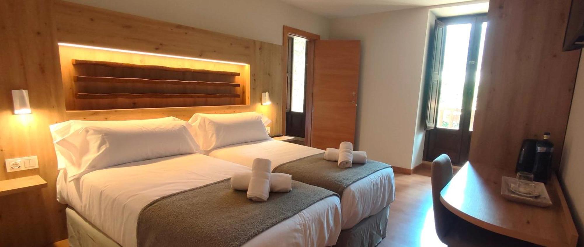 Hotel Saurat Еспот Екстериор снимка