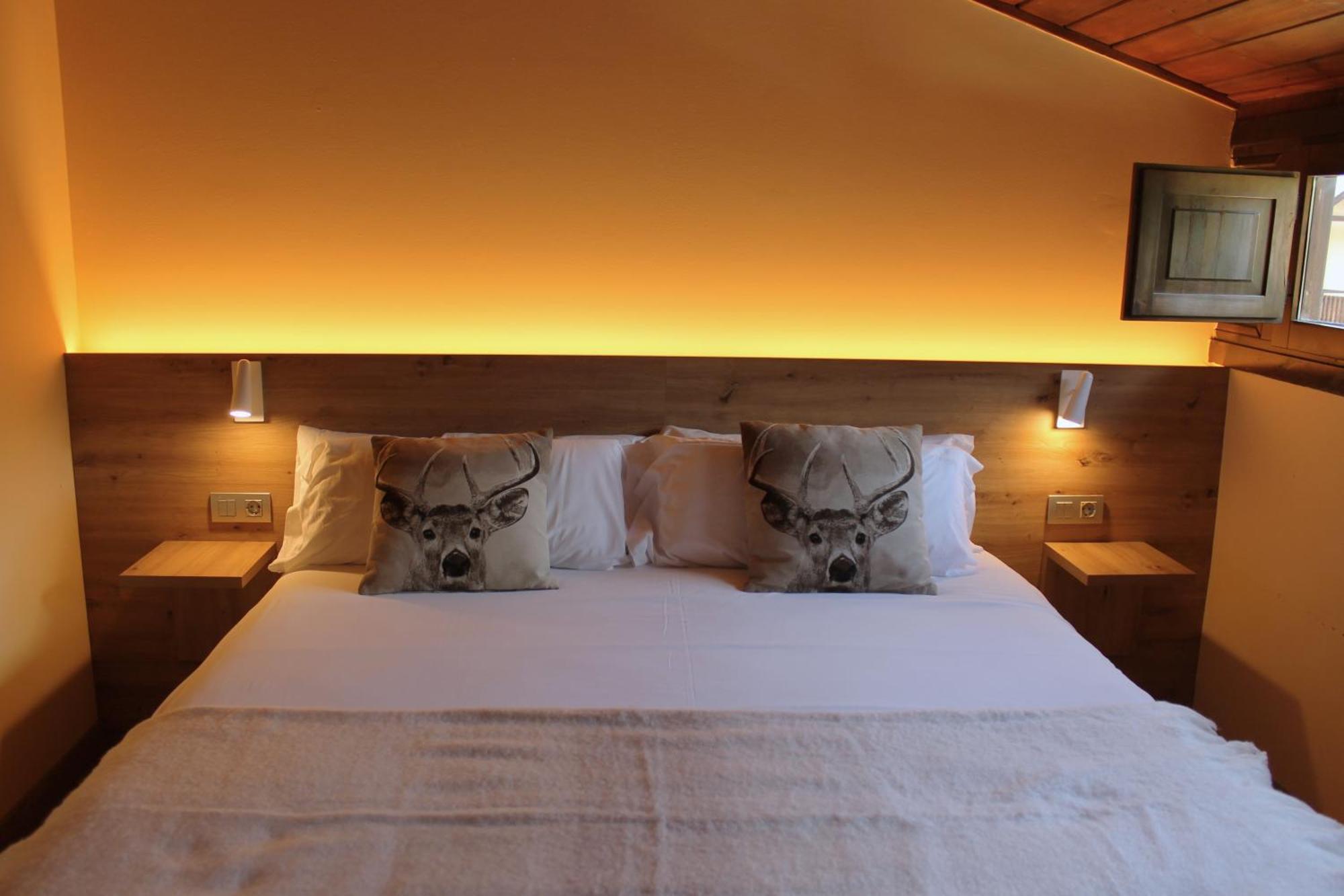 Hotel Saurat Еспот Екстериор снимка