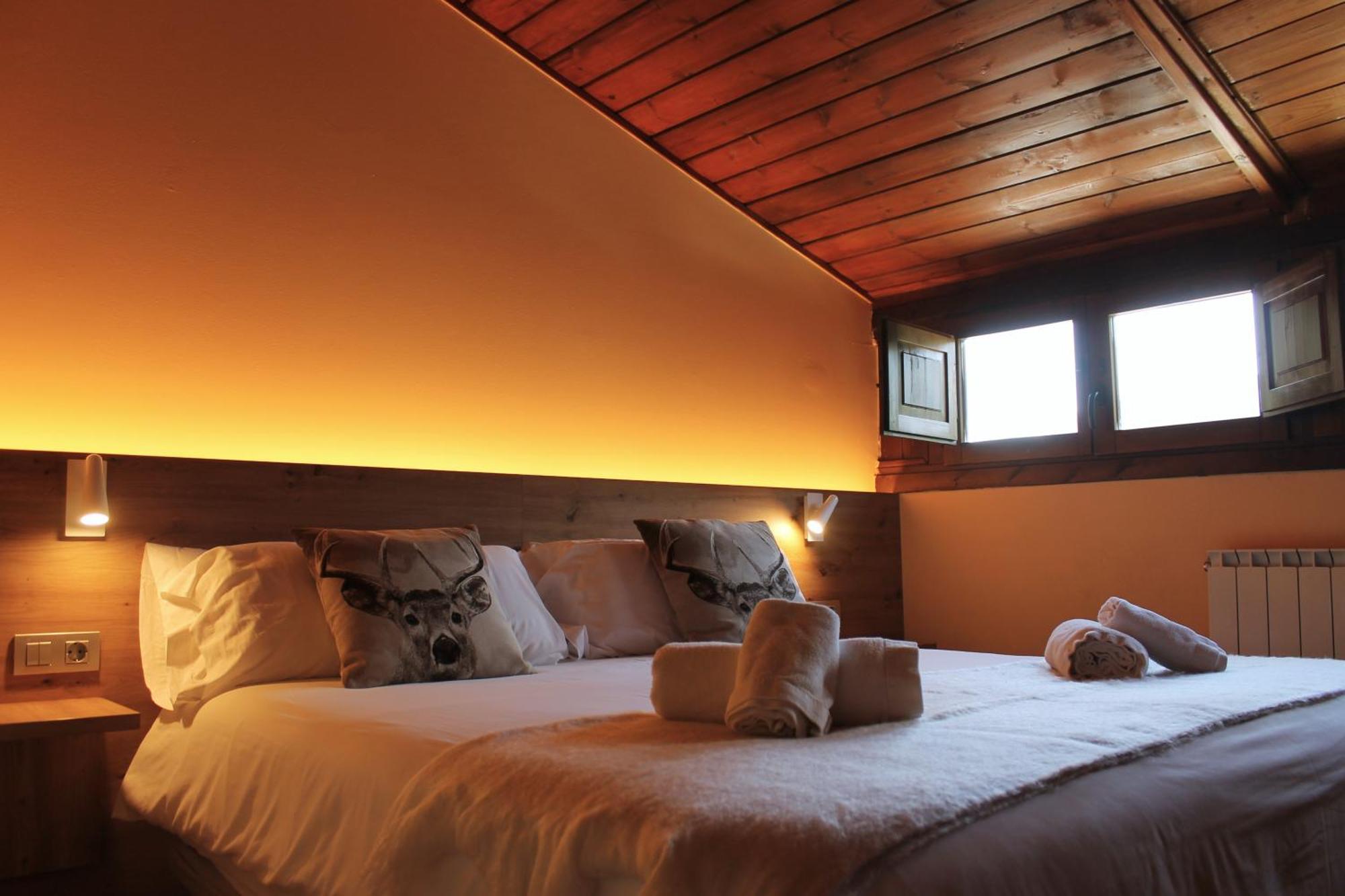 Hotel Saurat Еспот Екстериор снимка