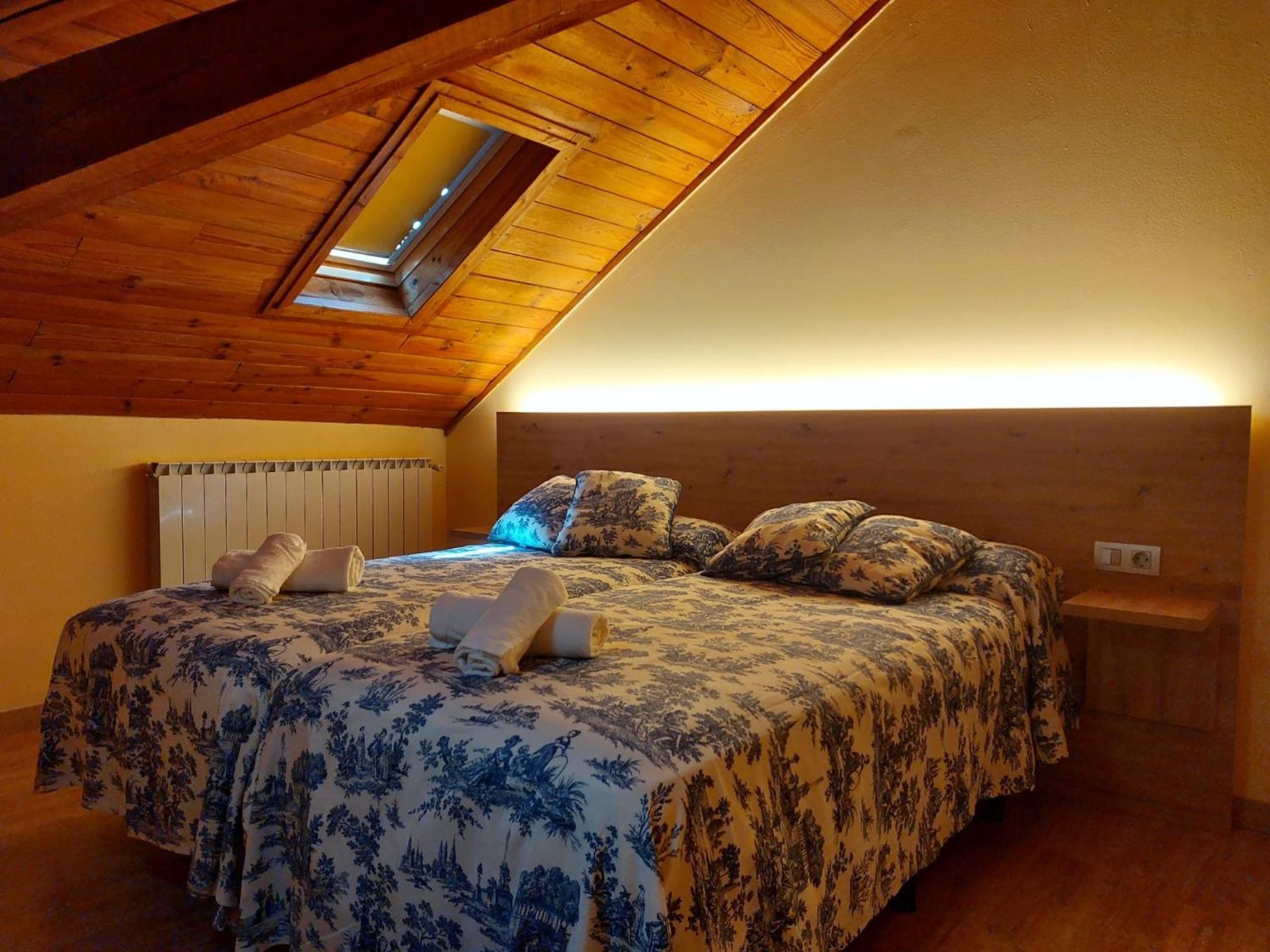 Hotel Saurat Еспот Екстериор снимка