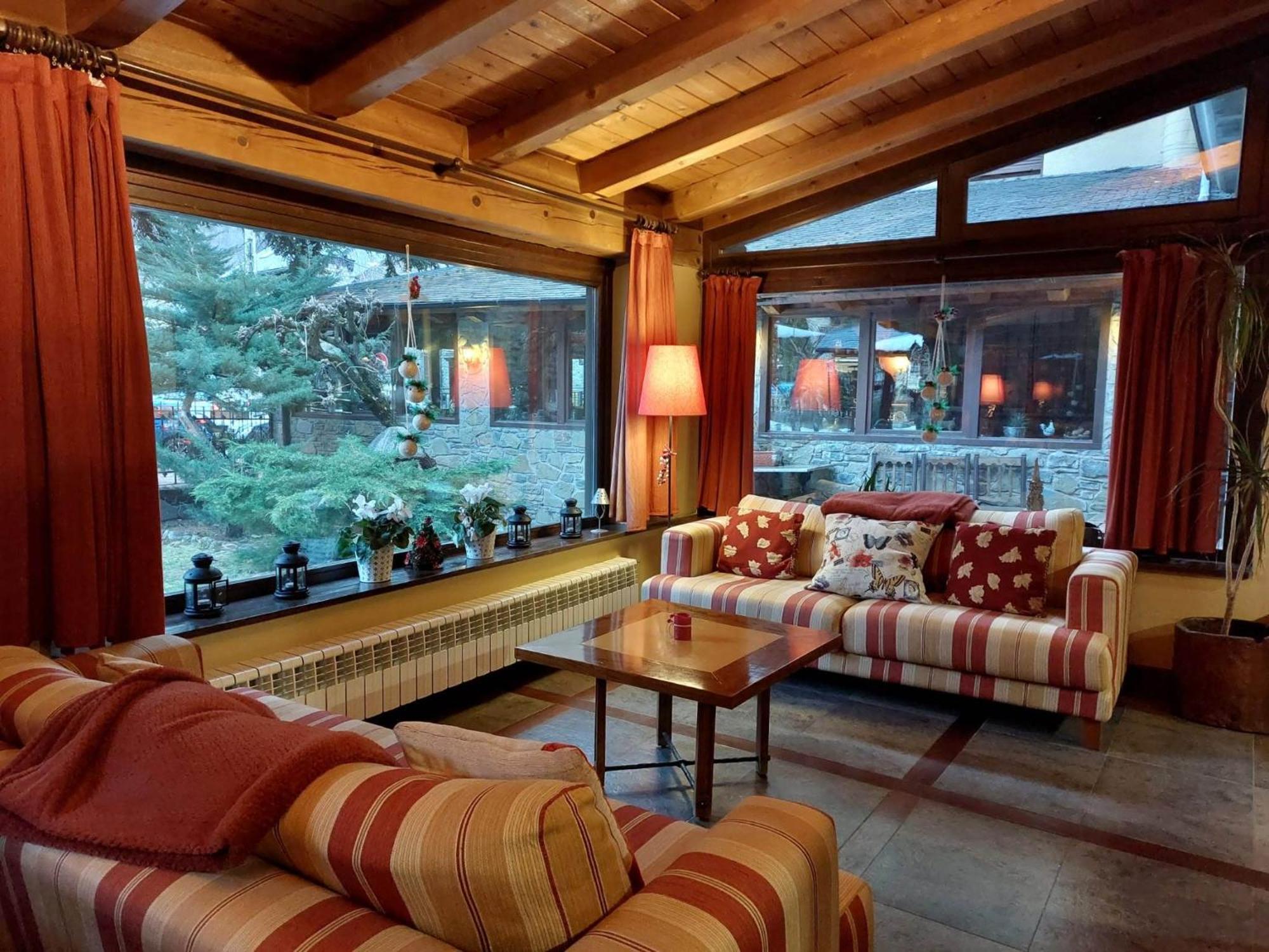 Hotel Saurat Еспот Екстериор снимка