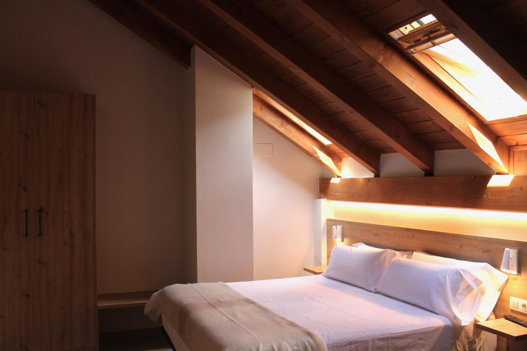 Hotel Saurat Еспот Екстериор снимка