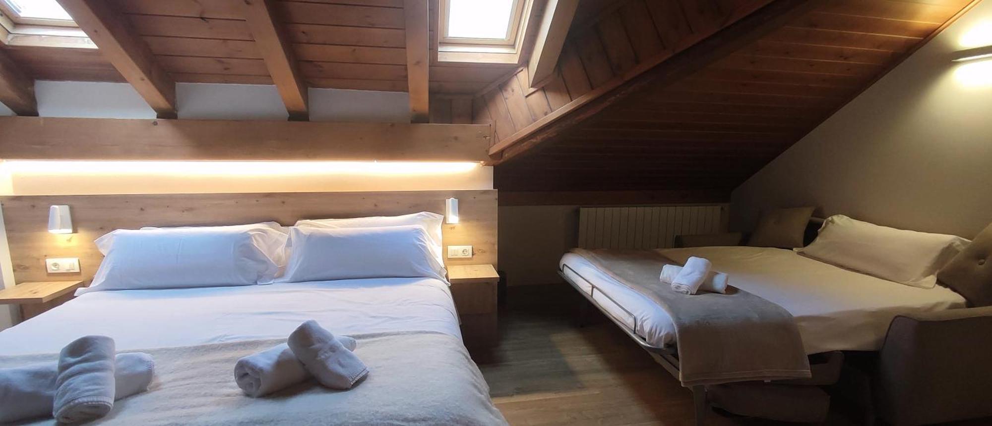 Hotel Saurat Еспот Екстериор снимка