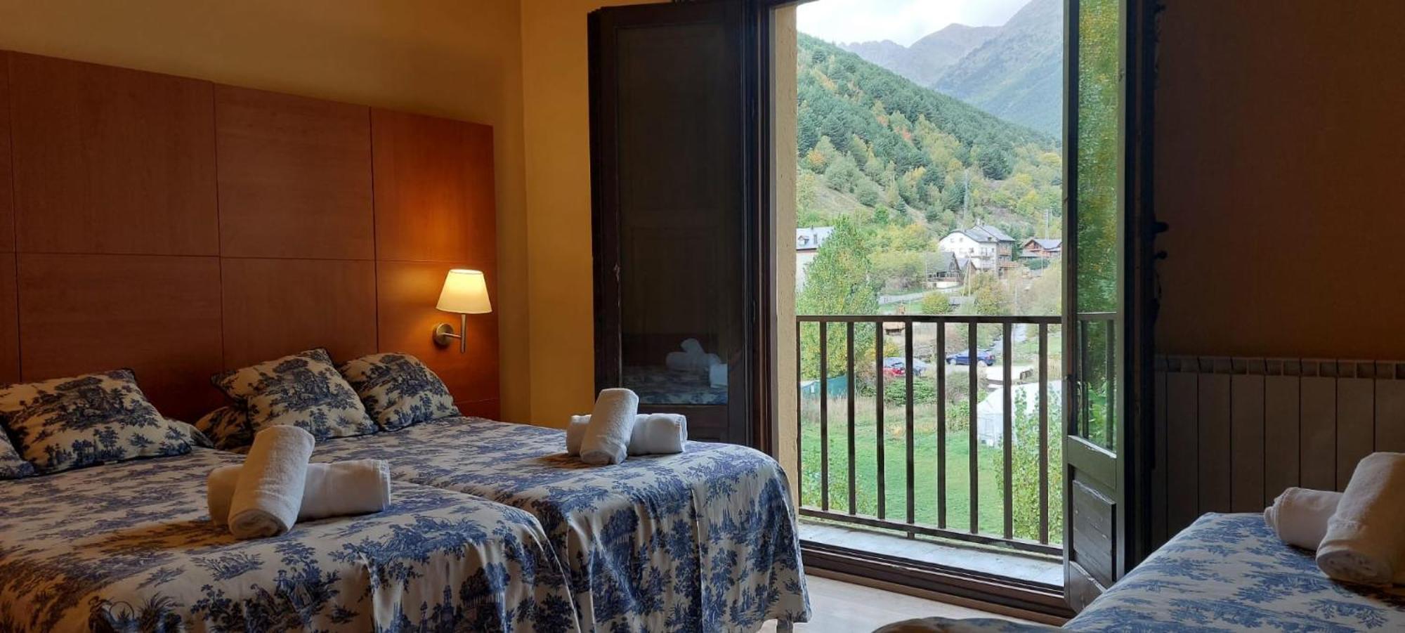 Hotel Saurat Еспот Екстериор снимка