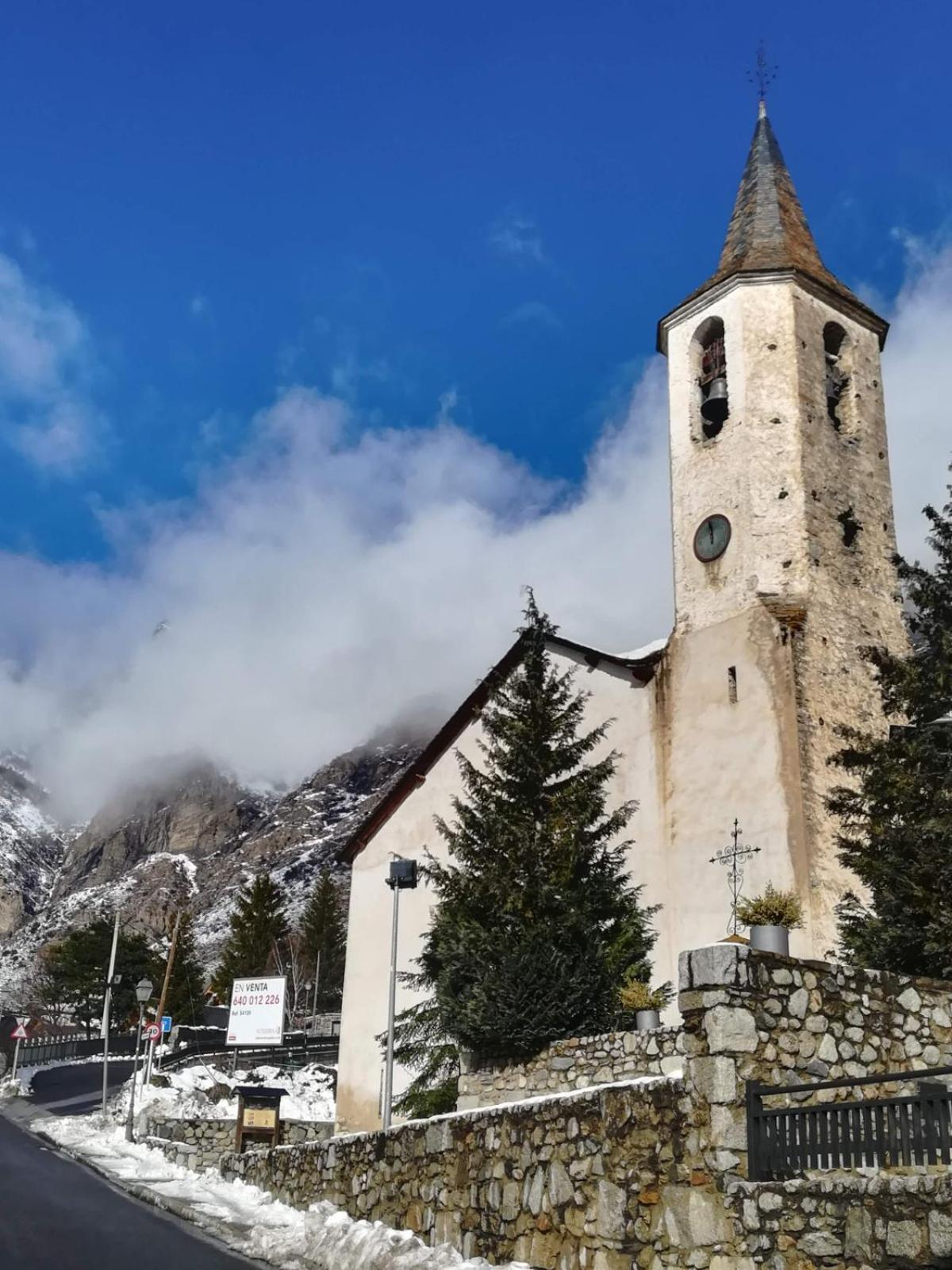Hotel Saurat Еспот Екстериор снимка