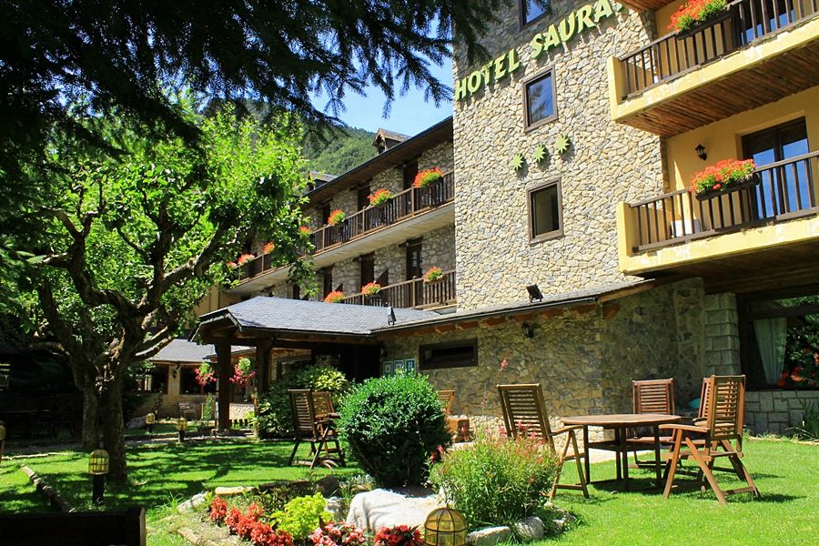 Hotel Saurat Еспот Екстериор снимка
