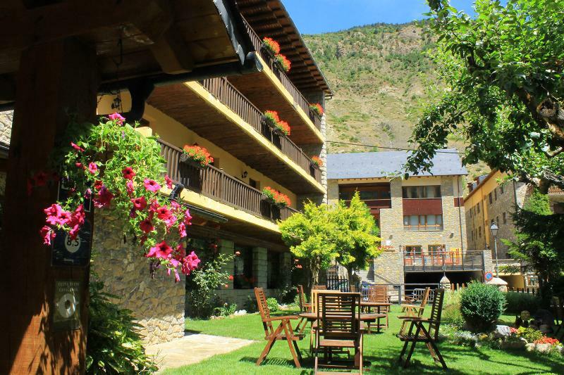 Hotel Saurat Еспот Екстериор снимка